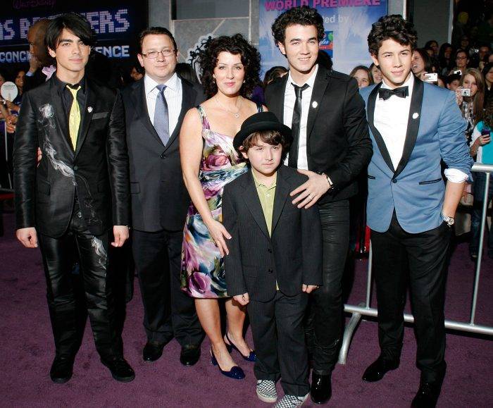 Siblings - Nick Jonas (Younger Brother), Kevin Jonas (Older Brother), Frank...