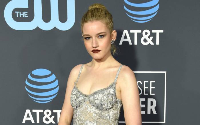 Julia garner hot