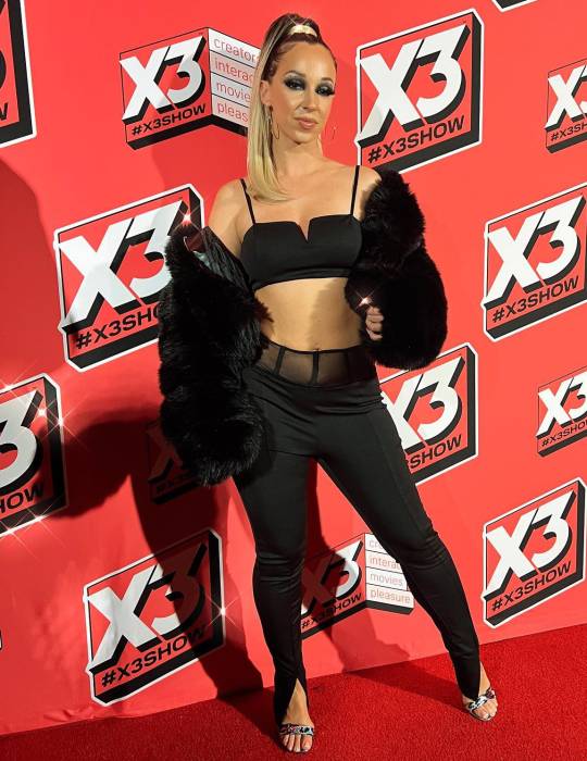 Jada Stevens Looks
