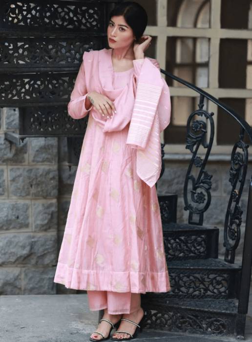 Donna Munshi Looks