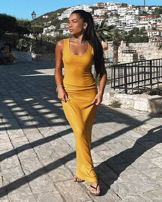 Aisha Mian Looks